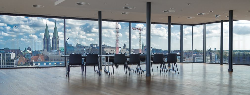 Moderne Besprechungsräume mit Blick auf die Stadt und den Himmel.