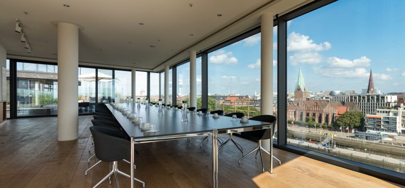 Moderne Besprechungsräume mit großen Fenstern und Blick auf die Stadt.